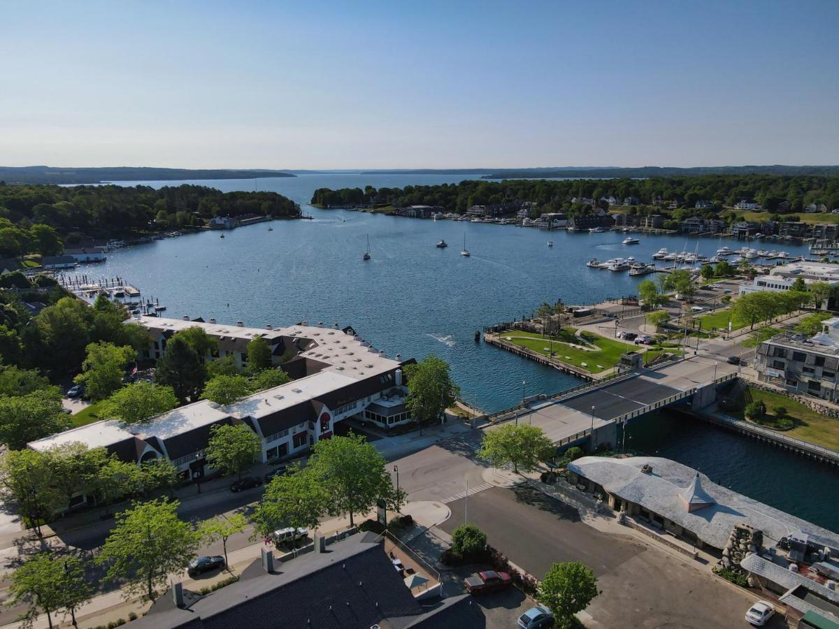 228 Edgewater Inn Charlevoix Ngoại thất bức ảnh